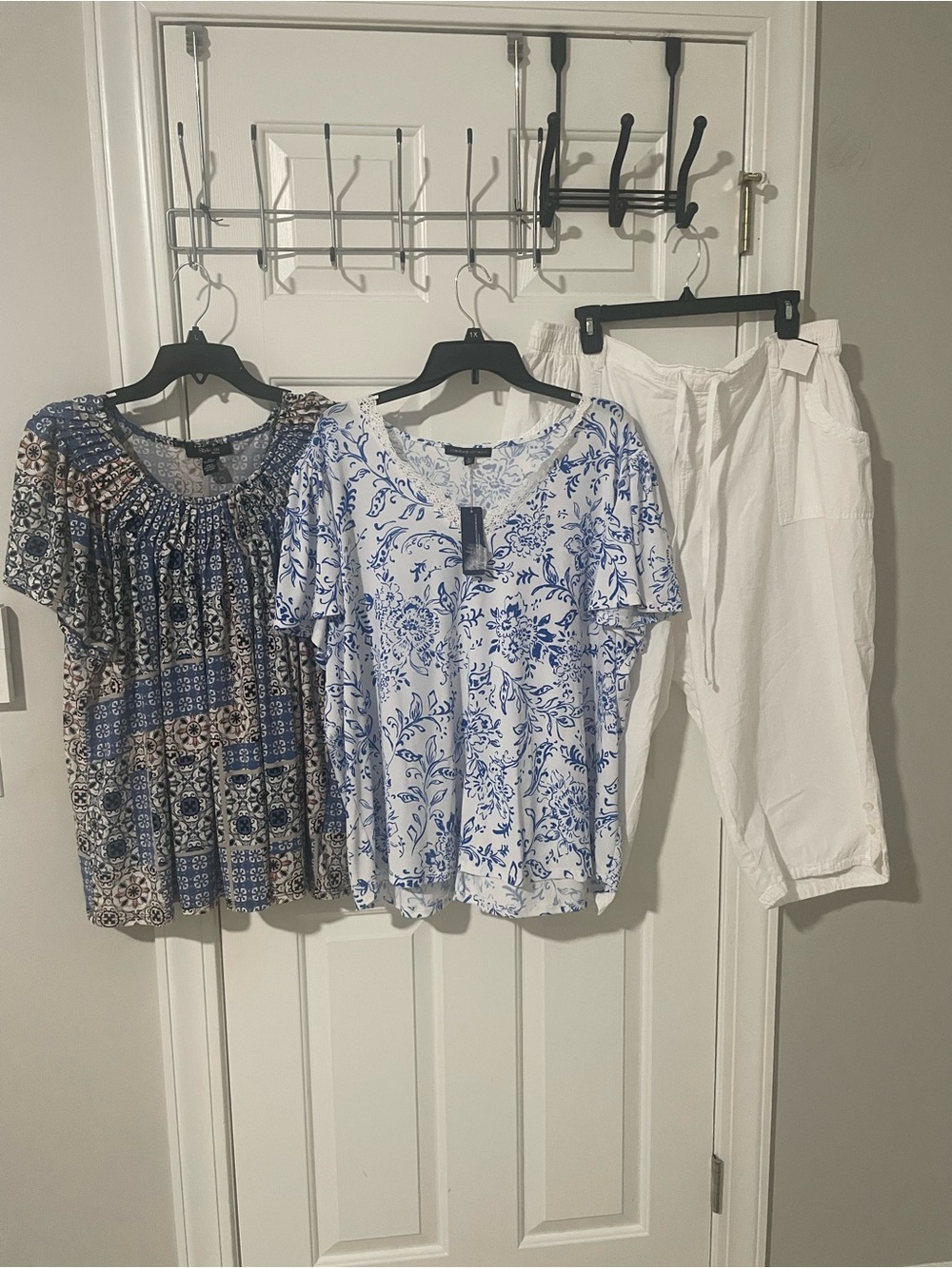 Blue & White Floral Short Sleeve Tops 3x capris nwt 3x